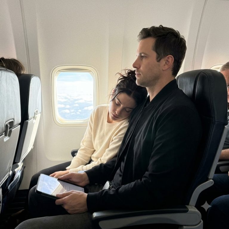 “A Stranger Fell Asleep on My Shoulder Mid-Flight—Then She Slipped Me a Note That Changed Everything”